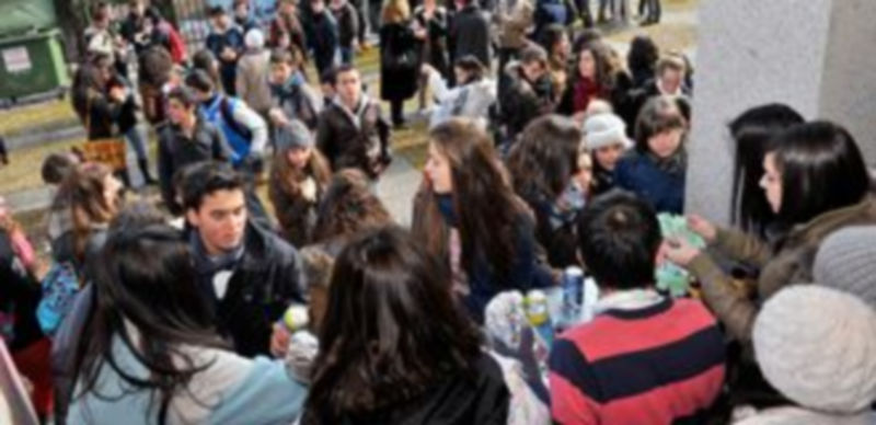 Estudiantes recogiendo bocadillos y aportando su donativo. / KAMARERO
