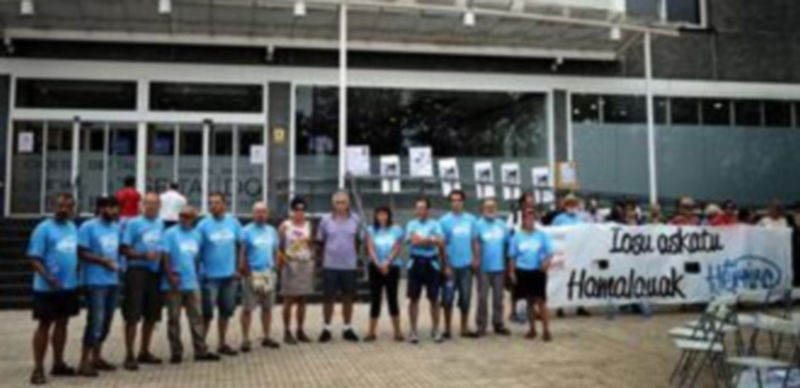 Personas ante el Hospital de San Sebastián