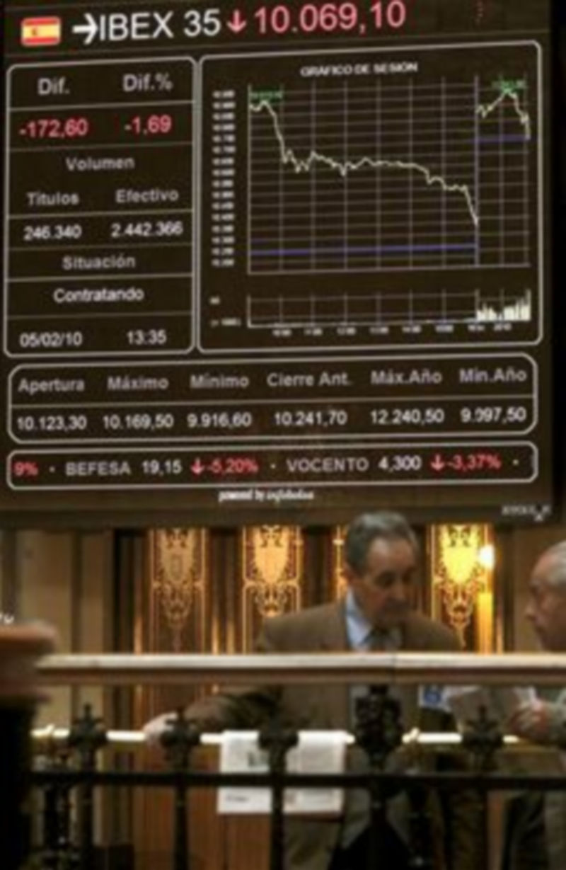 Vista de un panel informativo del Ibex 35 en la Bola de Madrid.A las 12 horas el selectivo español perdía 276 puntos y se situaba en 9.966 unidades./ EFE