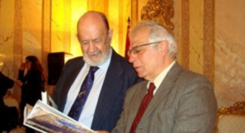 Borrell cree que falta crecimiento para "curar las heridas" de la crisis 1 José María Gil-Robles (i.) y Josep Borrell minutos antes de ser recibidos por el alcalde de Segovia./ EL ADELANTADO