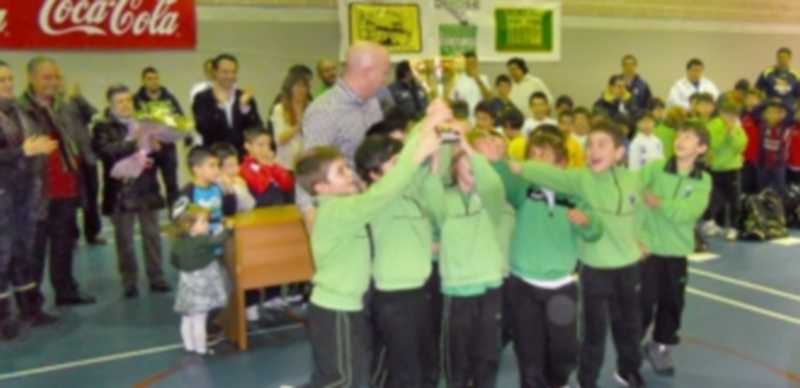 Los jugadores del Claret levantan la copa