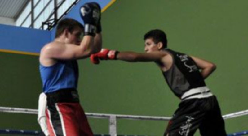 Un momento de uno de los combates de boxeo que se celebraron en el Frontón Segovia. / Juan Martín