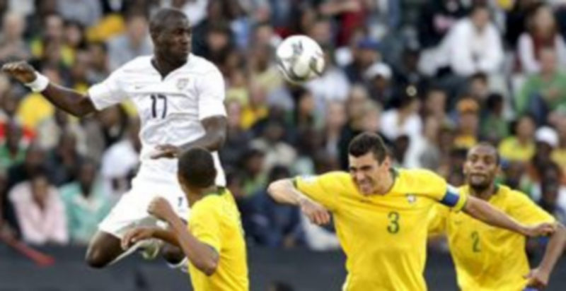 El estadounidense Altidore salta ante el brasileño Lucio durante el partido de la Copa Confederaciones./ EFE