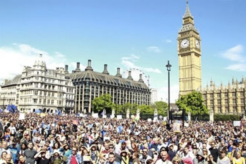 Miles de británicos en las calles de Londres. / EFE