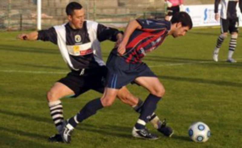 El gimnástico Otero intenta escapar de la defensa de un rival burgalés durante un partido anterior en La Albuera. / Juan Martín