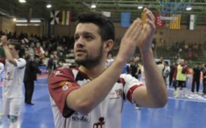 David ‘Burrito’ aplaude a la afición del Caja Segovia en el último partido que el equipo jugó en casa. / Juan Martín