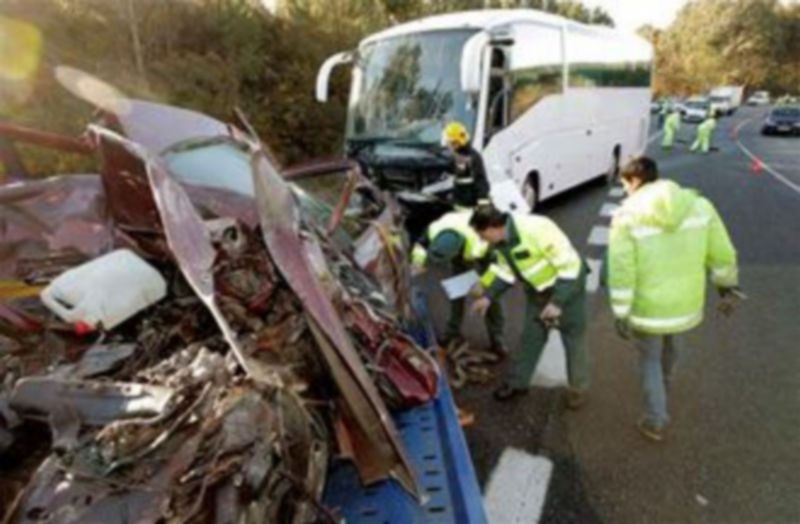 Los tres ocupantes de un Citroën Xantia han fallecido hoy tras chocar contra un autobús escolar./ EFE