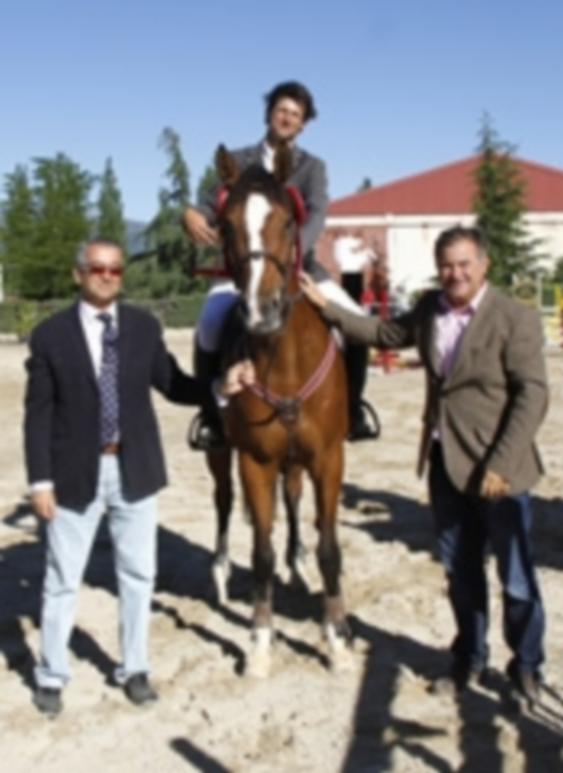 Enrique Camiruaga tras su victoria en el concurso de saltos/ El Adelantado