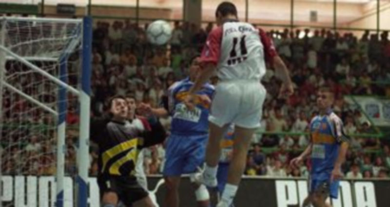 Serpa se eleva para marcar el 2-3 que abría el partido segundos antes de finalizar la primera mitad. / Juan Martín