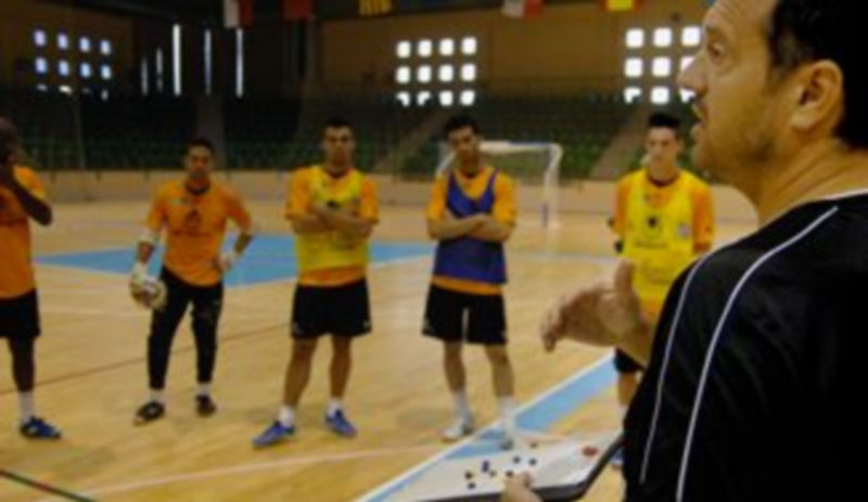 Jesús Velasco da instrucciones a sus jugadores durante un entrenamiento de la pasada temporada. /Alberto Benavente