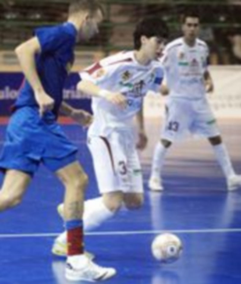 Matías conduce el balón bajo la vigilancia de un rival del Barcelona