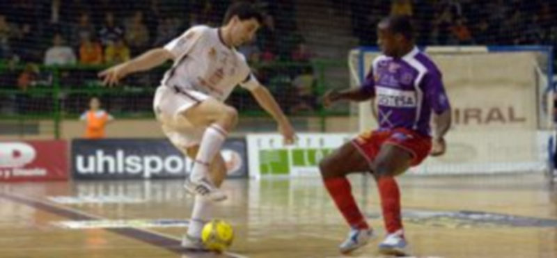 Keny defiende a Luis Arrizabalaga en un partido Caja - Gestesa. /Kamarero