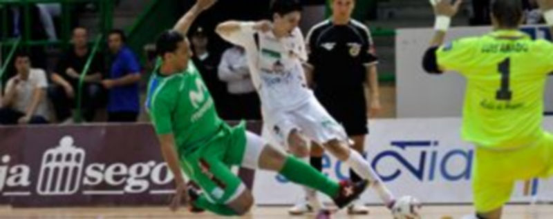 Matías chuta con la izquierda ante la oposición de Betao en un momento del partido de ida del play off jugado en el Pedro Delgado. / Juan Martín