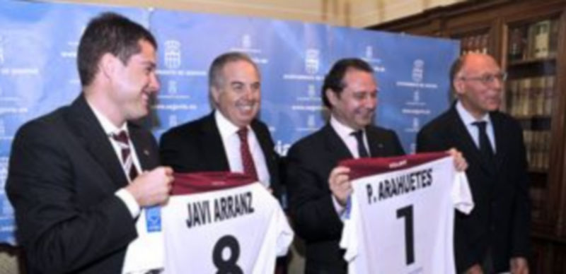 Arahuetes y Arranz muestran las camisetas con su nombre./ JUAN MARTÍN