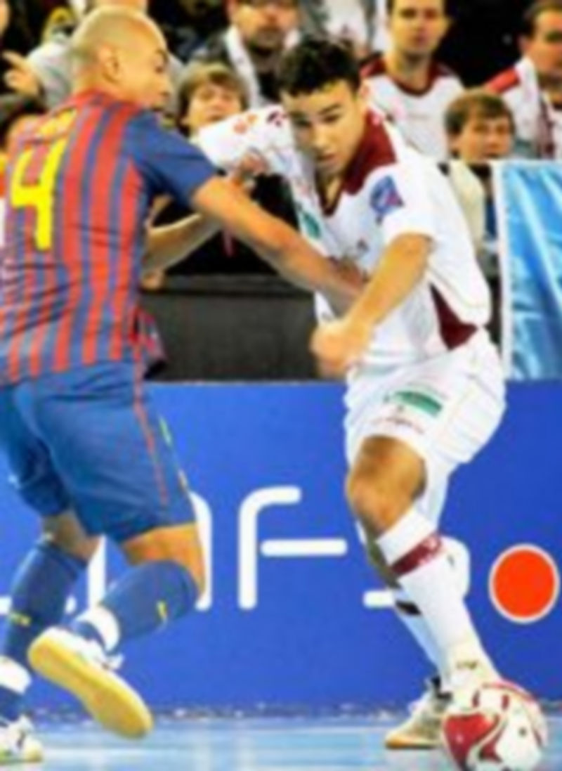 El cajista Hicham junto al barcelonista Ari