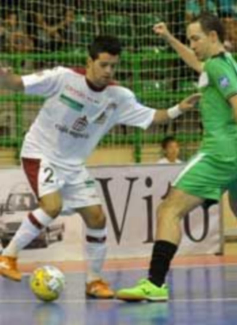 David intenta superar a Álvaro en un momento de un partido disputado en el pabellón Pedro Delgado. / Juan Martín