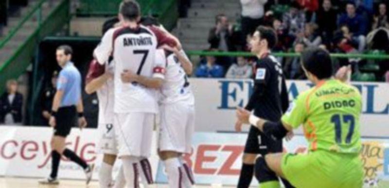 Los jugadores del Caja Segovia se abrazan tras la consecución de un gol conseguido en el encuentro de Liga disputado en el pabellón Pedro Delgado. / Juan Martín
