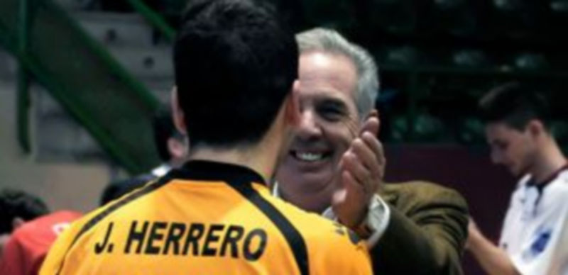 Rafael Encinas felicita a Jesús Herrero tras la victoria del Caja ante el FC Barcelona en el Pedro Delgado. / Juan Martín