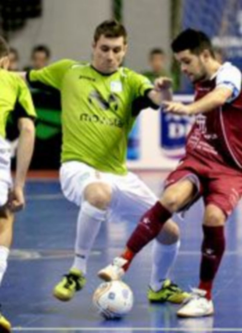 David pisa el balón ante la presencia de un rival del Inter Movistar. / Kamarero