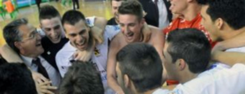 Celebración del Caja Segovia tras su pase a semifinales. / ENRIQUE SERRANO