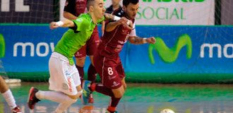 Palomeque trata de llegar a un balón antes que Rivillos. / Enrique Serrano