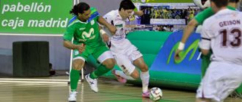 Betao presiona con fuerza a Matías sobre la línea de fondo. / Kamarero