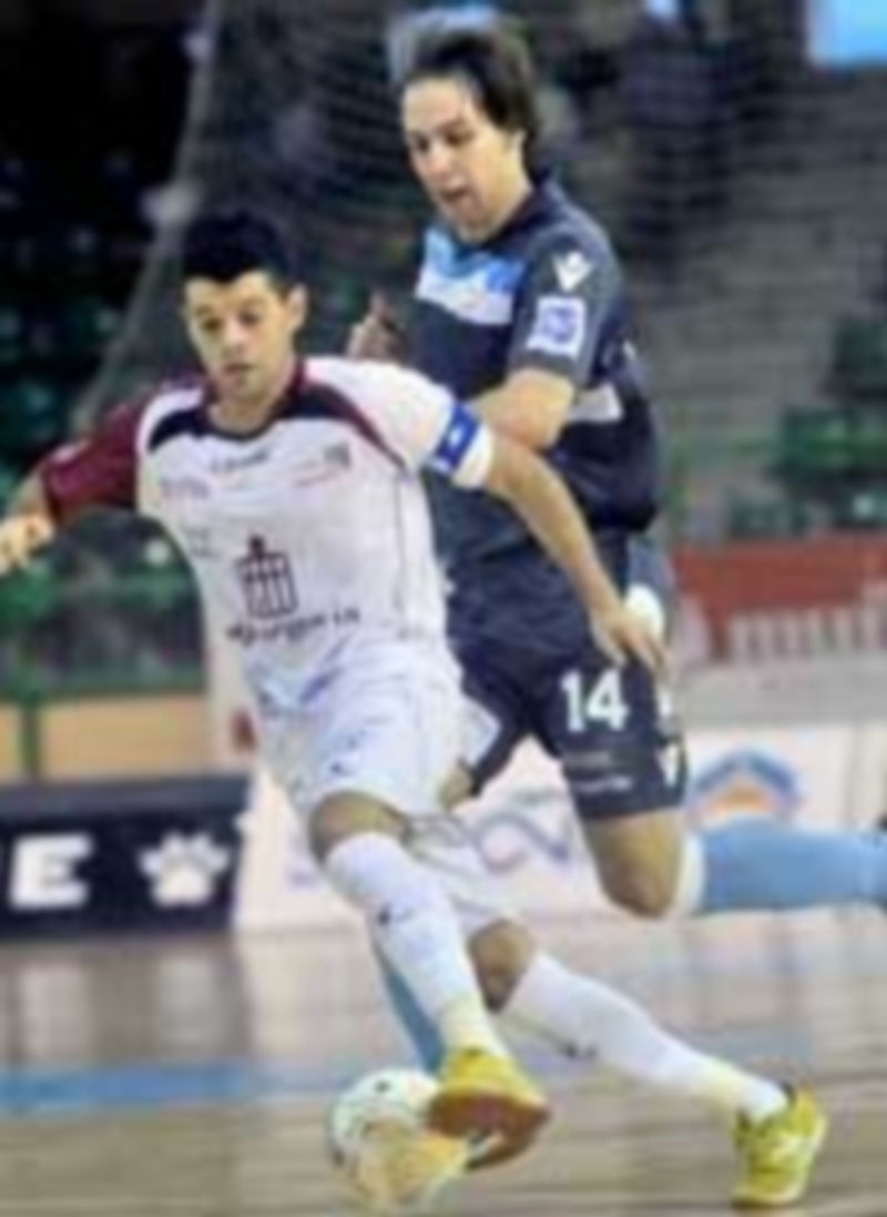 David trata de zafarse del marcaje de un jugador del Santiago FS. / Kamarero