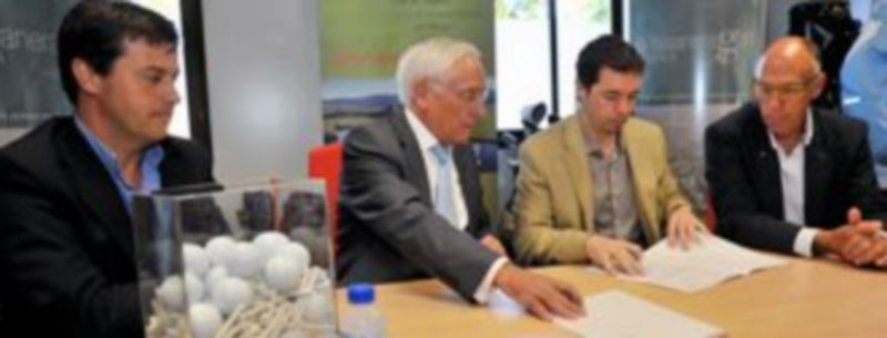 Momento de la firma de esta mañana. / KAMARERO