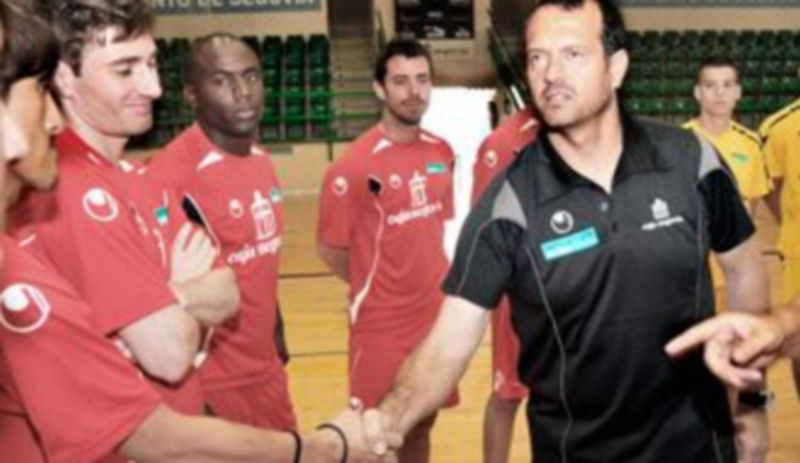 Jesús Velasco saluda uno a uno a los jugadores en el primer entrenamiento de la pretemporada del Caja Segovia./ KAMARERO