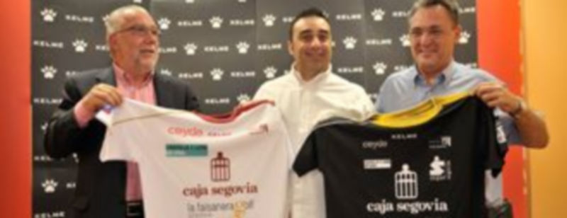 Los directivos de Caja Segovia y de la marca Kelme posan con las nuevas camisetas de Caja Segovia. / Kamarero
