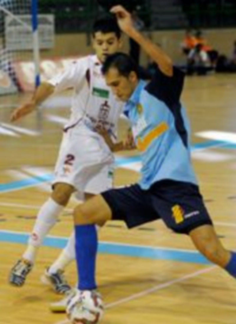 David intenta arrebatar el balón a un jugador del Marfil en el encuentro de la pasada temporada. / Juan Martín