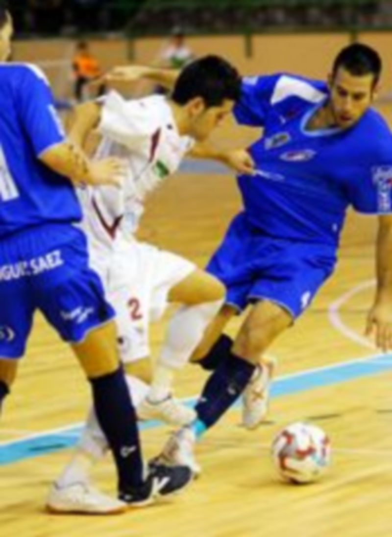 David intenta salir con el balón controlado entre dos rivales durante un encuentro anterior en el Pedro Delgado. / Kamarero