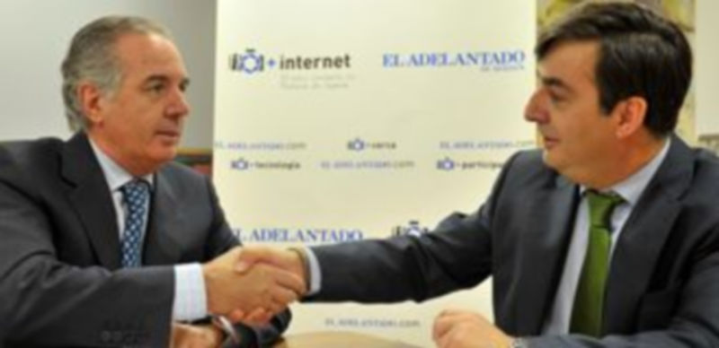 Momento de la firma del convenio entre Rafael Encinas (izquierda) y Carlos Rebollar. / Kamarero