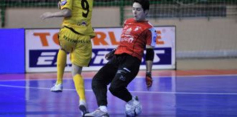 Cidao corta con el pie un balón durante un partido de Liga. /KAMARERO