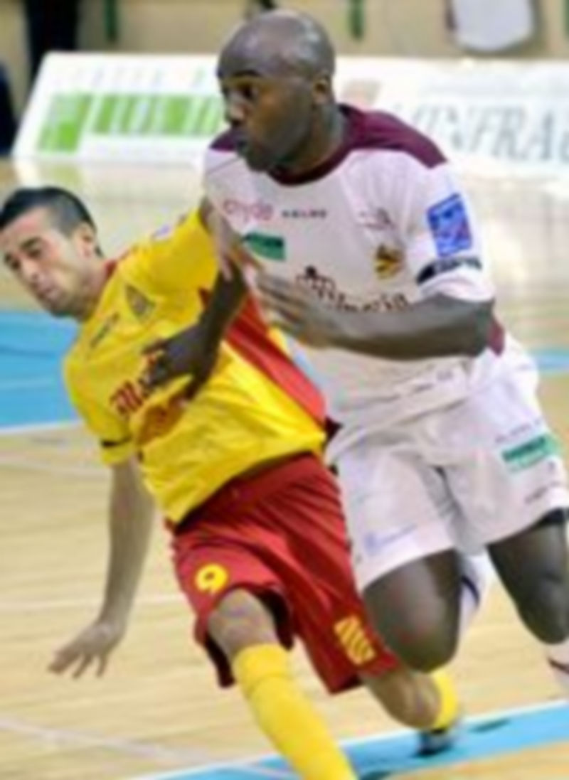 Tobe intenta esquivar a un jugador del Marfil durante el partido del Caja Segovia ante el equipo colomense. / Kamarero