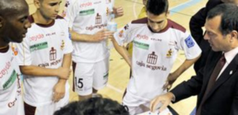 Jesús Velasco enseña a sus jugadores una acción en la pizarra durante un tiempo muerto. / Kamarero