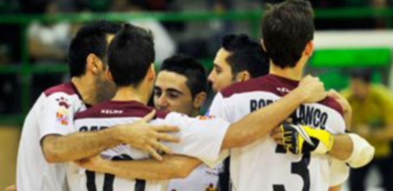 Los jugadores del Caja Segovia se abrazan tras la consecución de un tanto en un encuentro anterior. / Kamarero