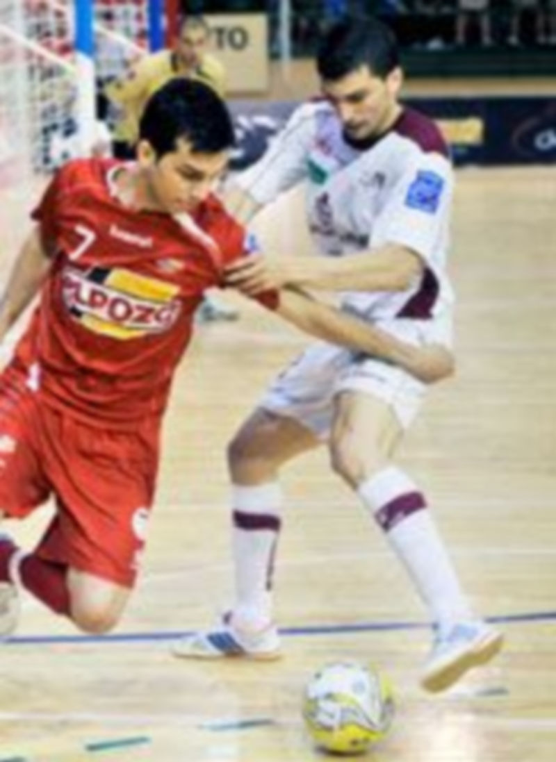 Lolo sujeta a Esquerdinha durante el último partido jugado por el Caja Segovia en el Pedro Delgado en mayo. / Kamarero