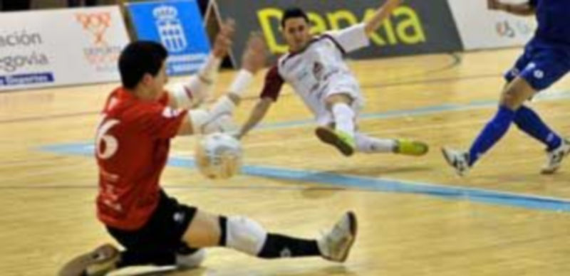 El portero del Azkar realiza un despeje. / KAMARERO