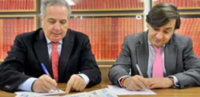 Rafael Encinas y Carlos Rebollar plasman sus firmas en la hemeroteca de El Adelantado de Segovia. / Kamarero