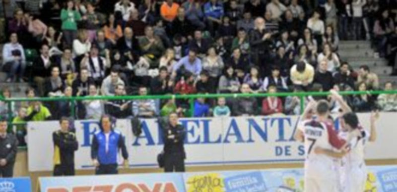 Varios jugadores cajistas celebran un gol ante su público. / KAMARERO