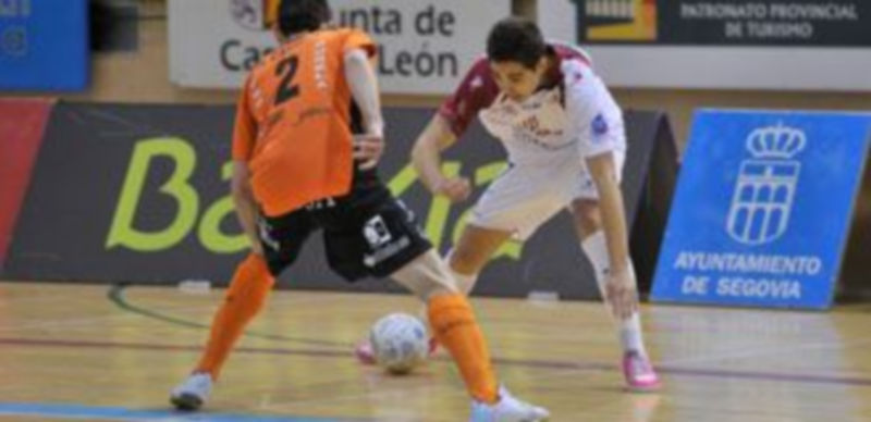 El segoviano Jorge Jimeno encara a un rival