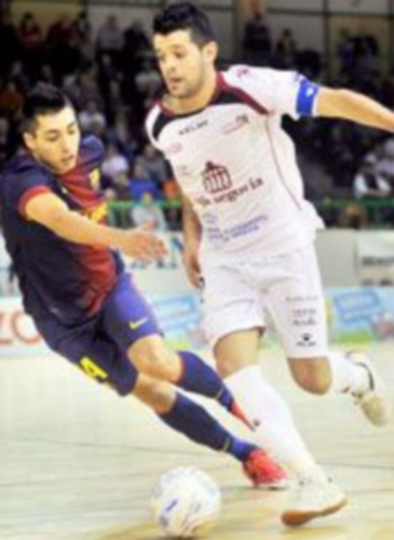 David supera a Aicardo en un momento del encuentro de Liga disputado en Segovia. / Kamarero