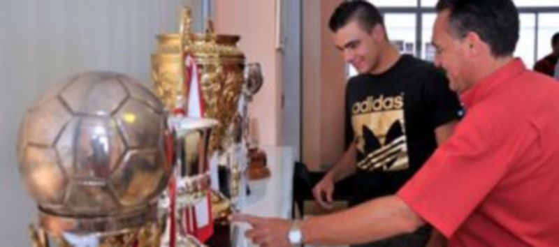 Sergio Lozano observa los trofeos del Caja junto a Miguel de Diego. / KAMARERO