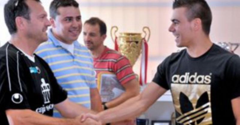 El entrenador Jesús Velasco (izquierda) saluda a su nuevo jugador