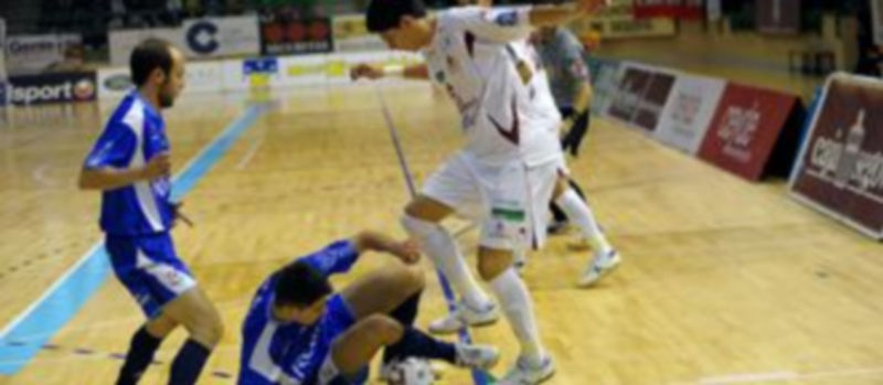 Un rival del Cartagena intenta quitarle el balón a Matías desde el suelo