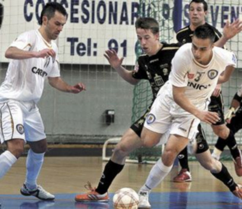 Lin defiende a un jugador del Carnicer en la imagen correspondiente al partido de ida. /L.N.F.S.