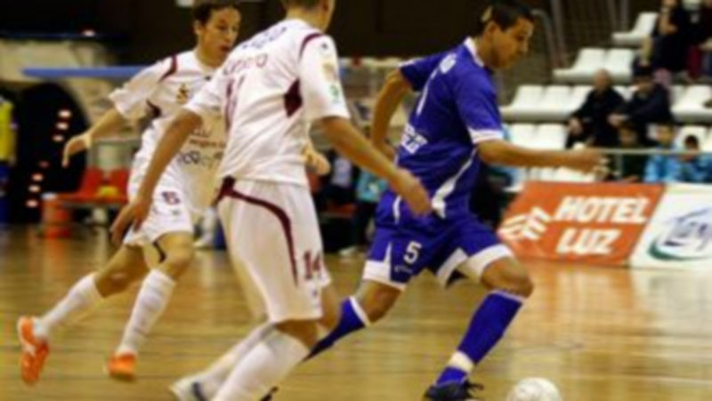 Lin y Alvarito persiguen a un rival del Playas en el partido de la primera vuelta en Castellón. /LNFS