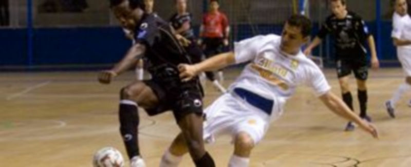 Keny recibe la falta de un jugador del Marfil. /Liga Nacional de Fútbol Sala