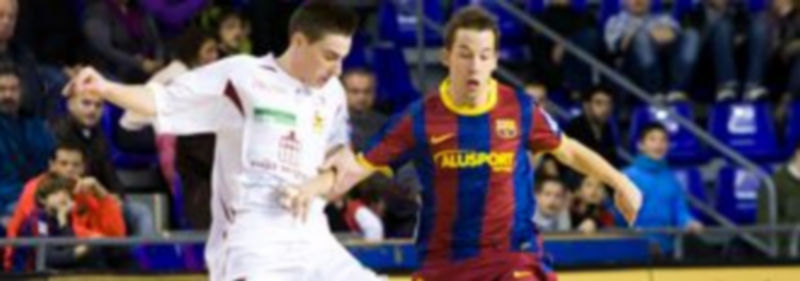 Antoñito trata de anticiparse a la acción de Lin durante un momento del partido disputado ayer. /Liga Nacional de Fútbol Sala